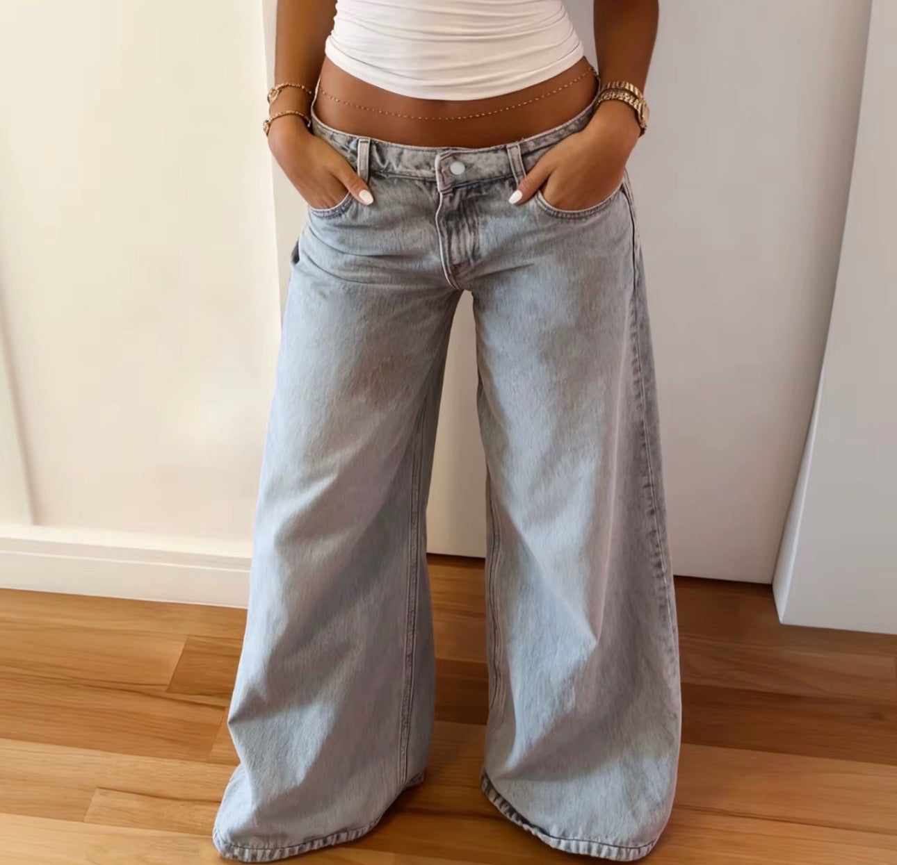 Low-rise sohot jean light wash