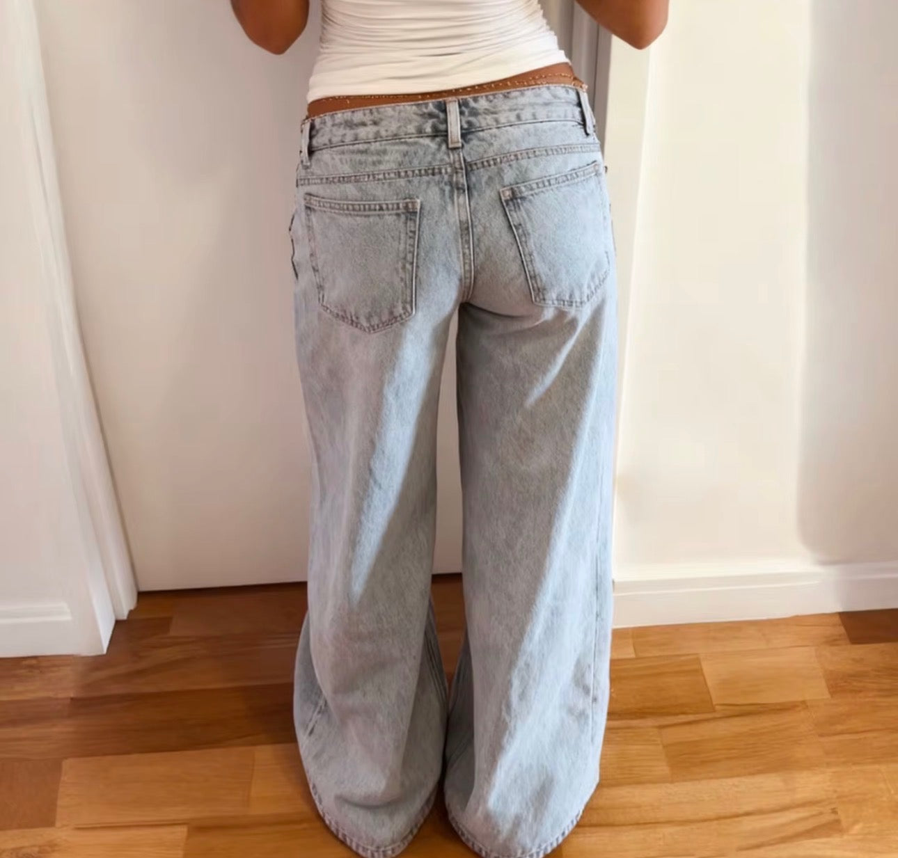 Low-rise sohot jean light wash