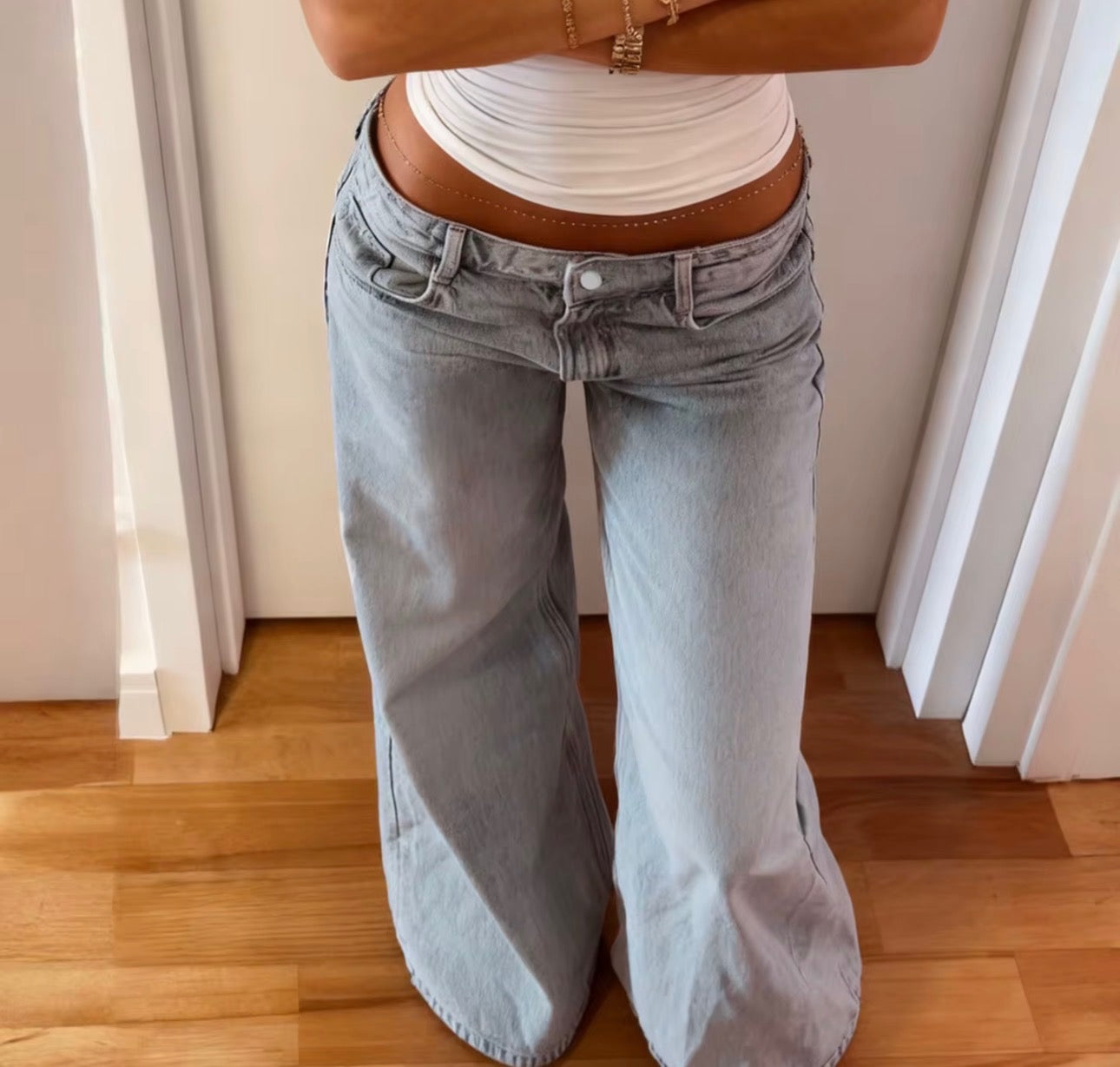 Low-rise sohot jean light wash