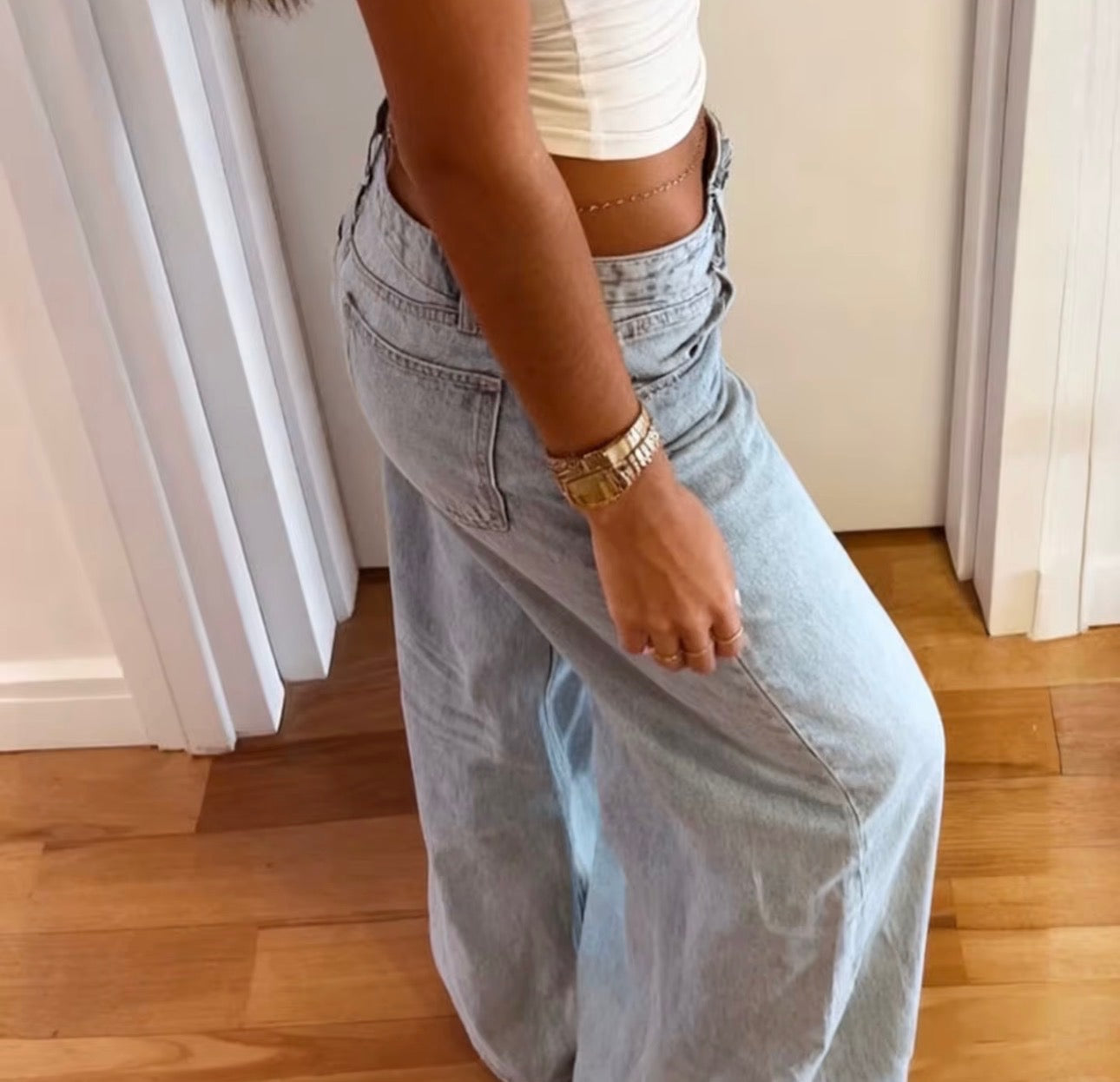 Low-rise sohot jean light wash